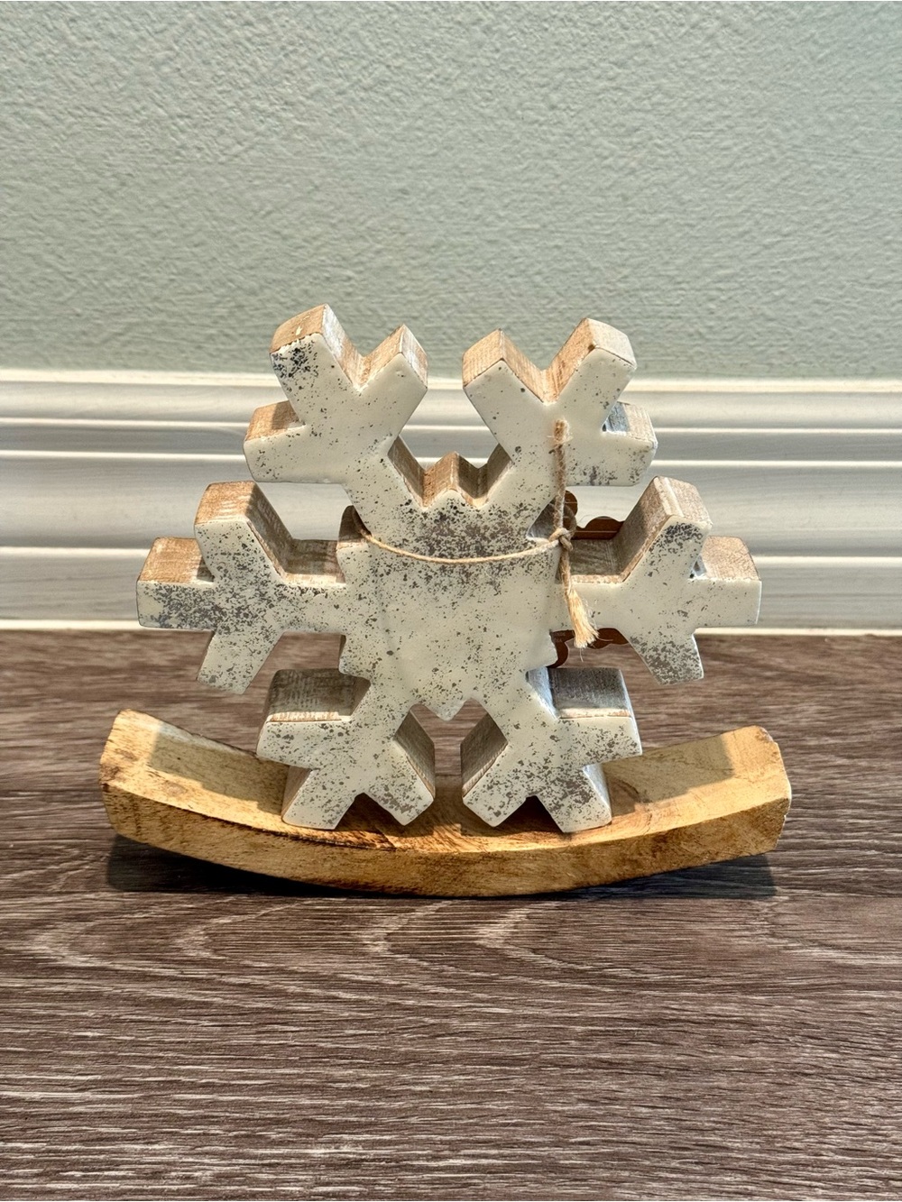 Rustic wooden farmhouse-style snowflake decor. White with silver glitter effect - Picture 7 of 7